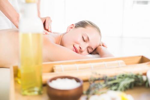 IStock 813590726 Massage Aromaöl 600 x 400